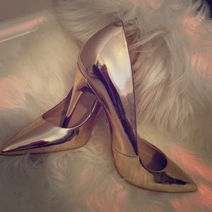 🔥🔥Aldo Gold Pumps. Never worn🔥🔥